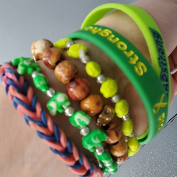 Lot of 6 Beaded Silicone Wood Bracelets - Picture 6 of 9